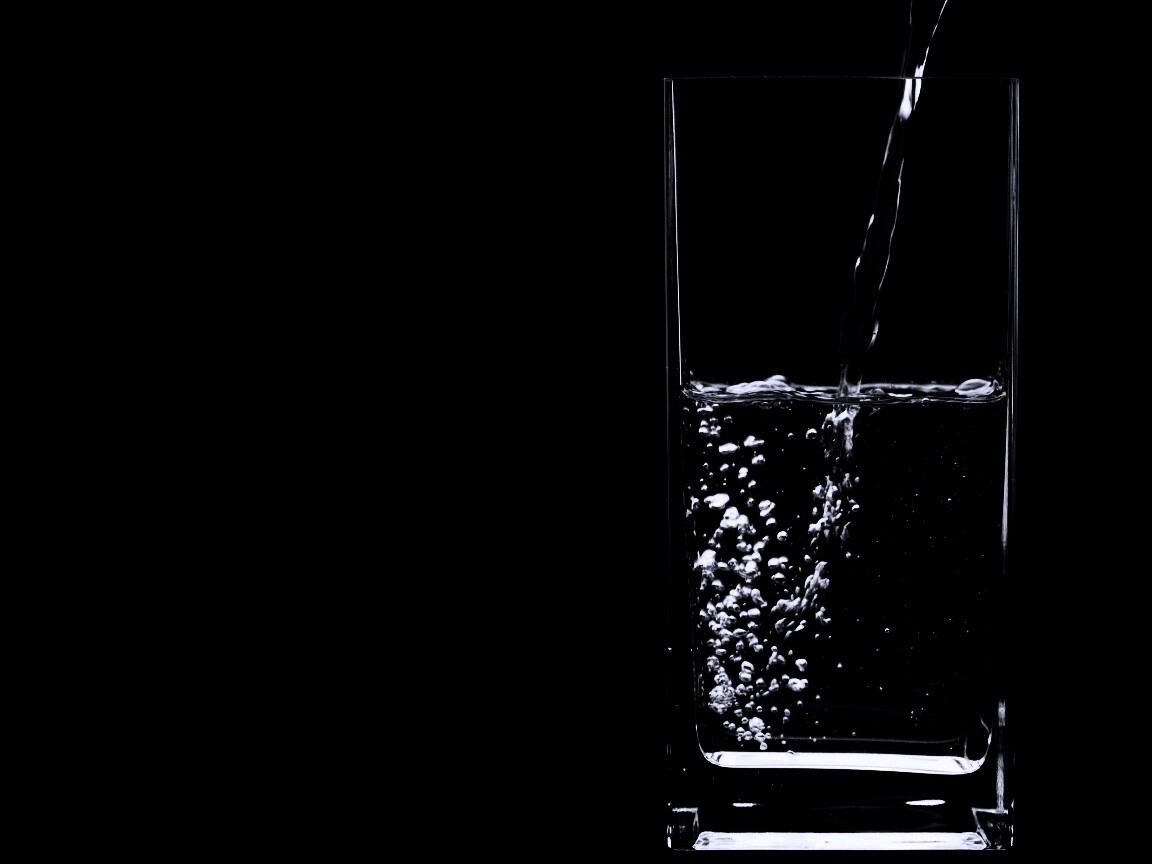Вода в стакане обои