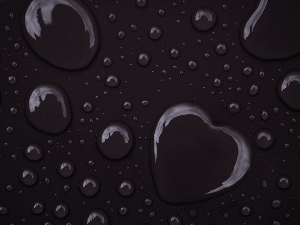 Капли на красном фоне обои