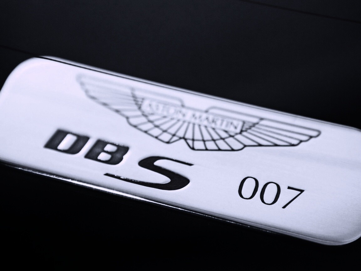 Астон Мартин Джеймса Бонда, табличка обои