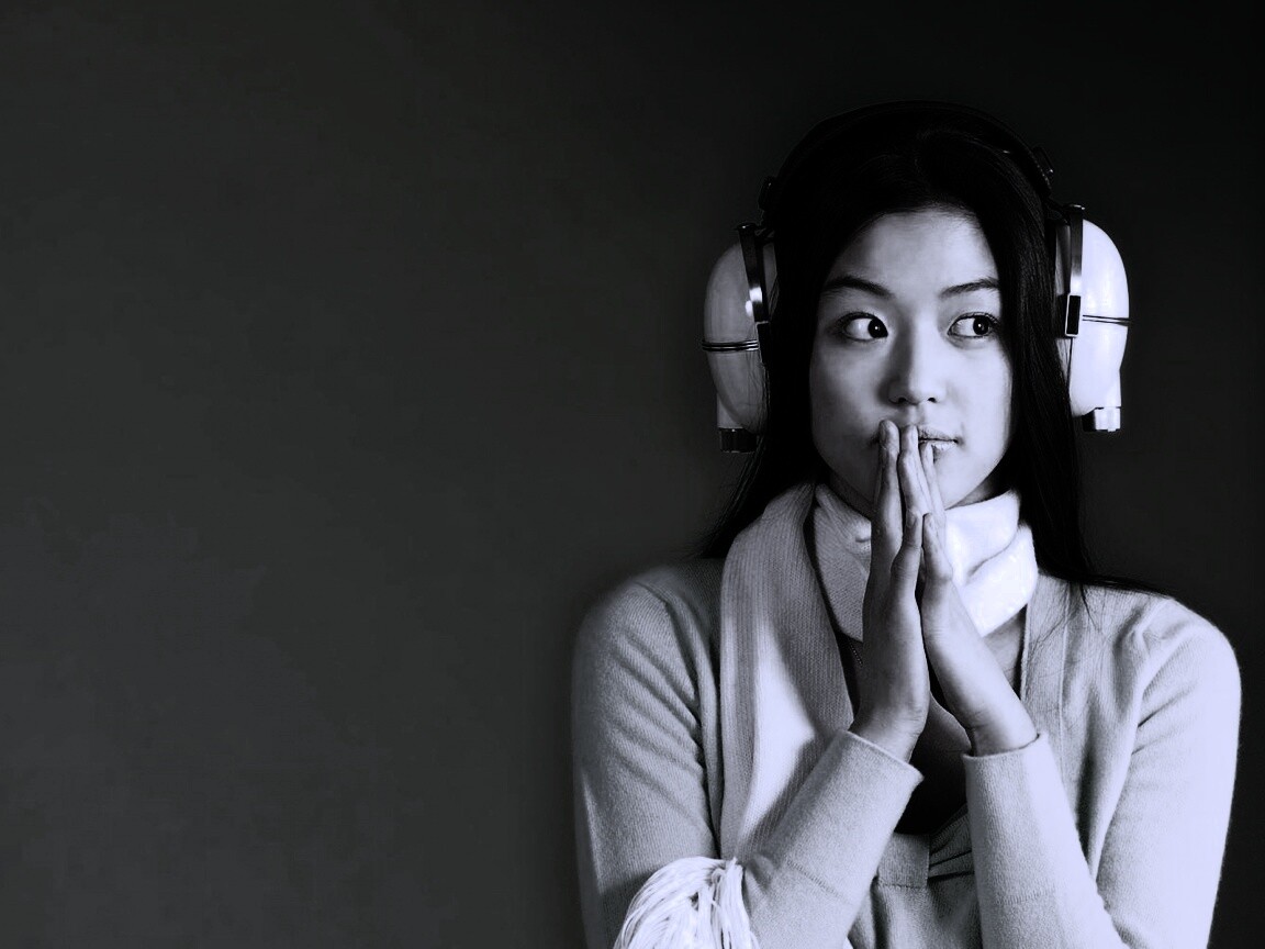 Японка в наушниках обои