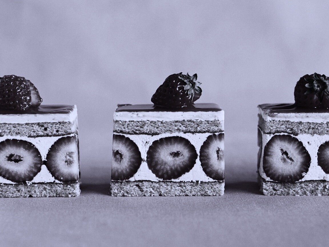 Ломтики клубничного торта обои