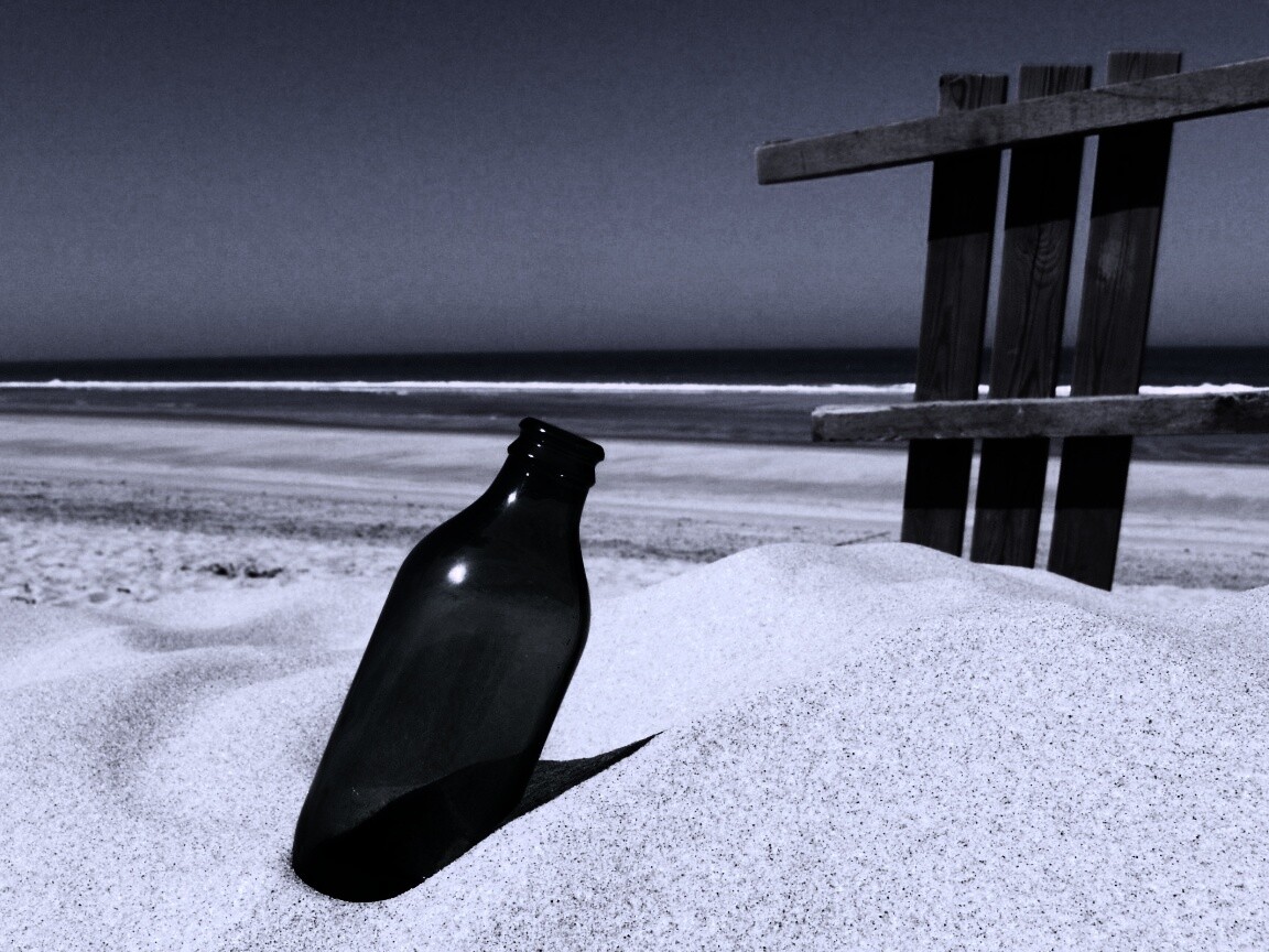 Бутылка на пляже обои