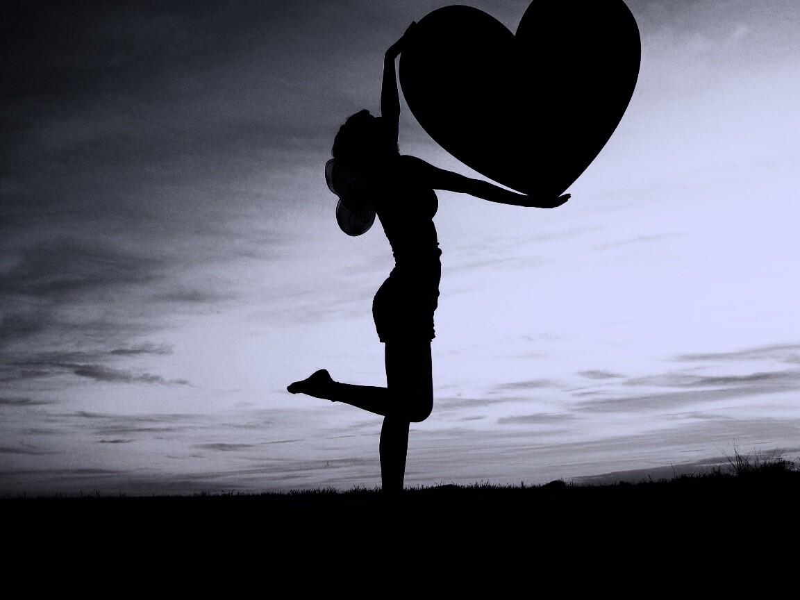 С сердцем в руках обои