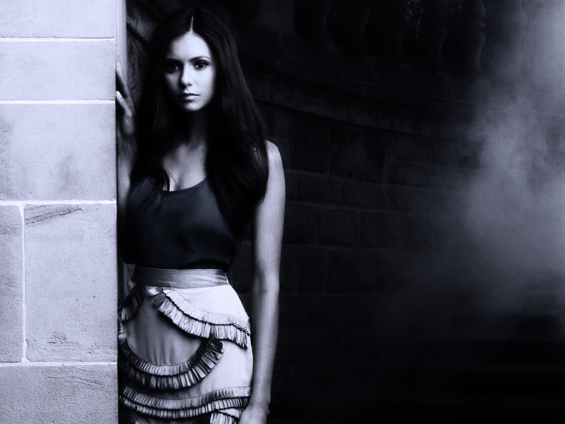 Девушка на лестнице обои