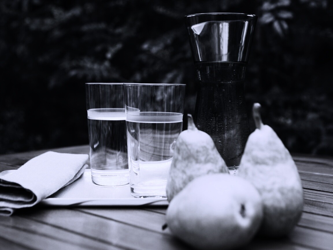 Стол с грушами обои