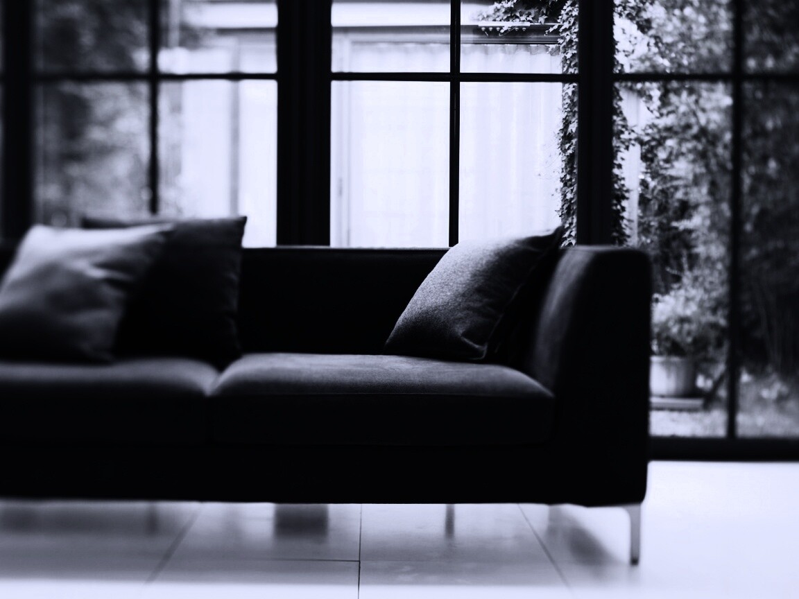 Диван в комнате обои