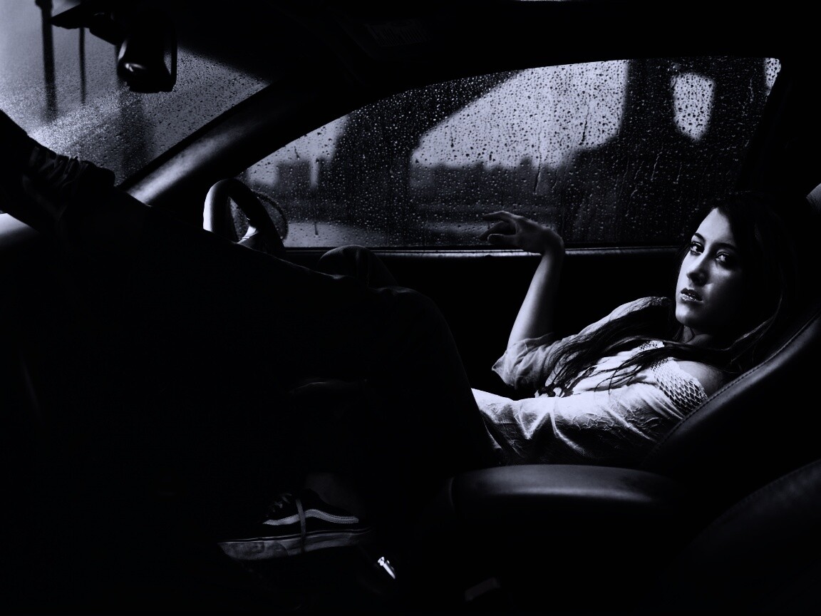 Девушка в автомобиле обои