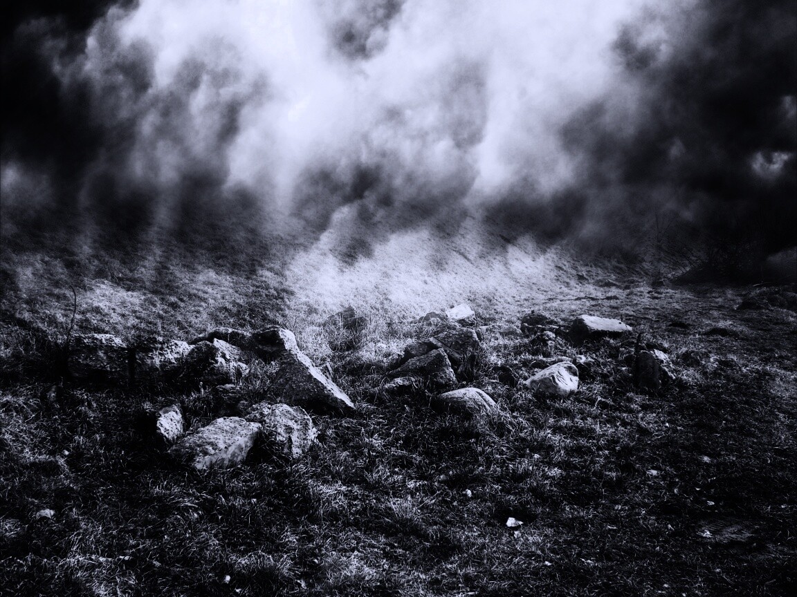 Камни под туманом обои