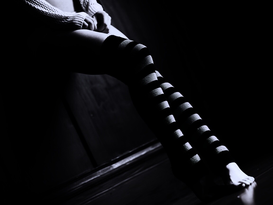 Ножки в полосатых чулках обои