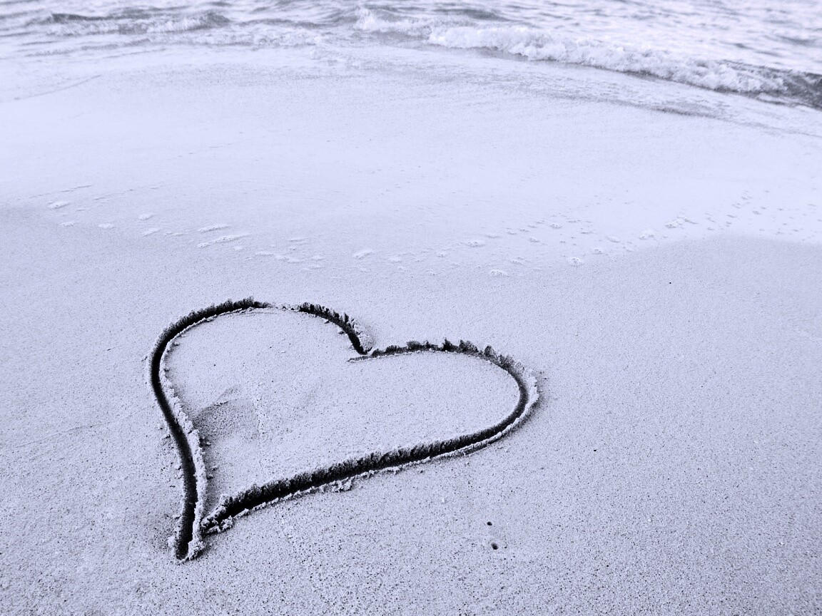 Аккуратное сердце на песке обои