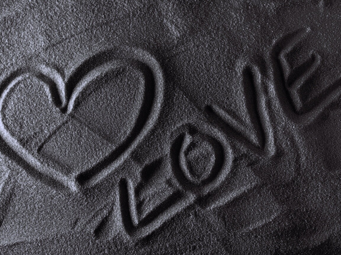 Любовь на песке обои