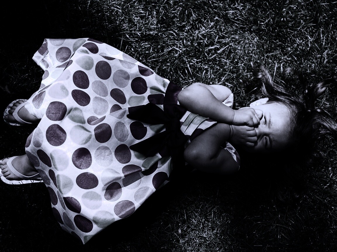 Девочка на траве обои