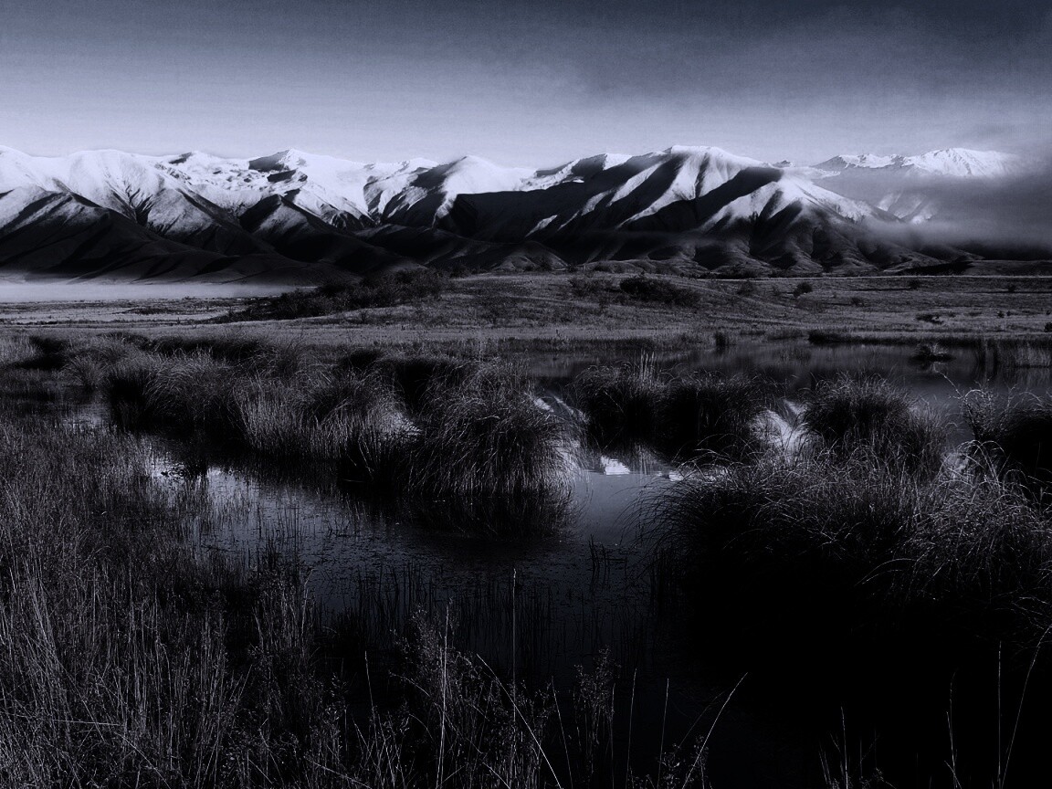 Болото и снежные горы обои