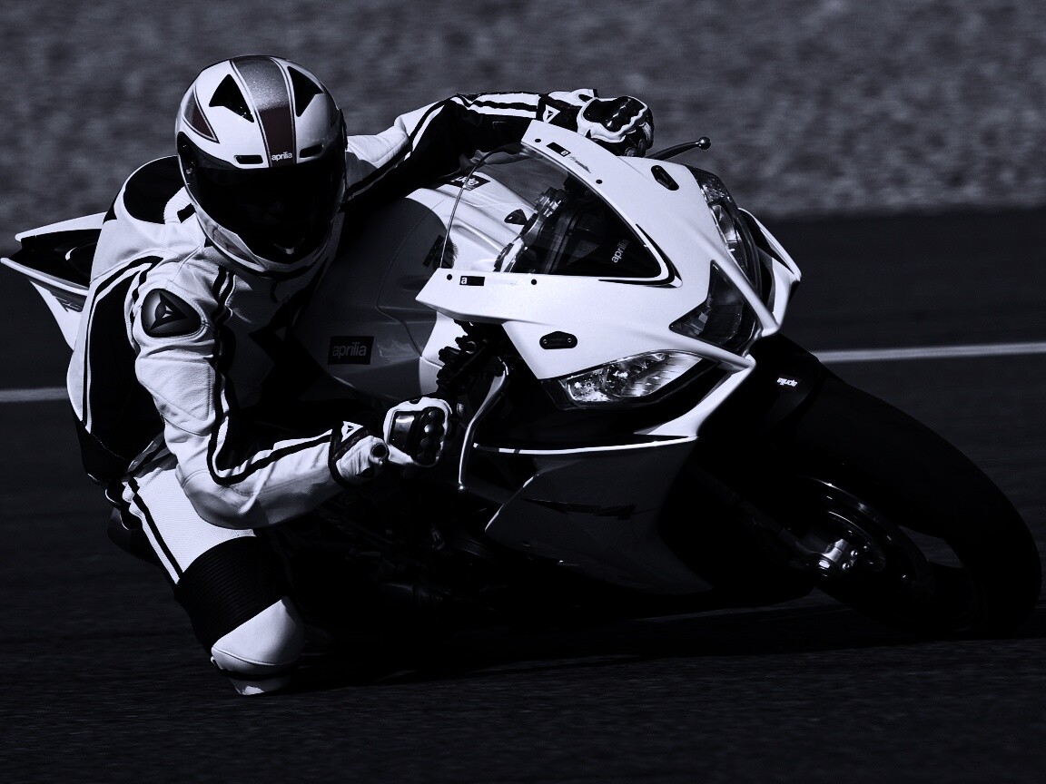 Байкер в белой экиперовкена Априлия РСВ4 обои