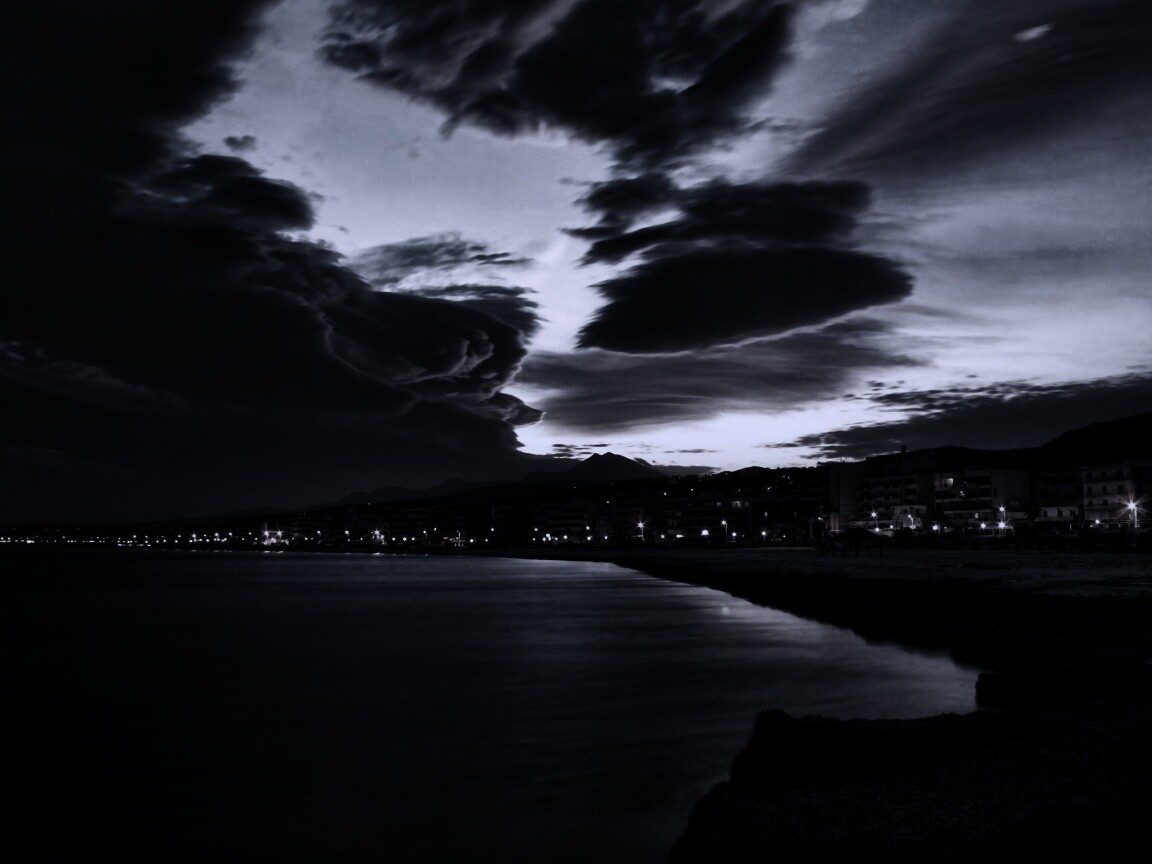 Красивый закат над городом у моря обои