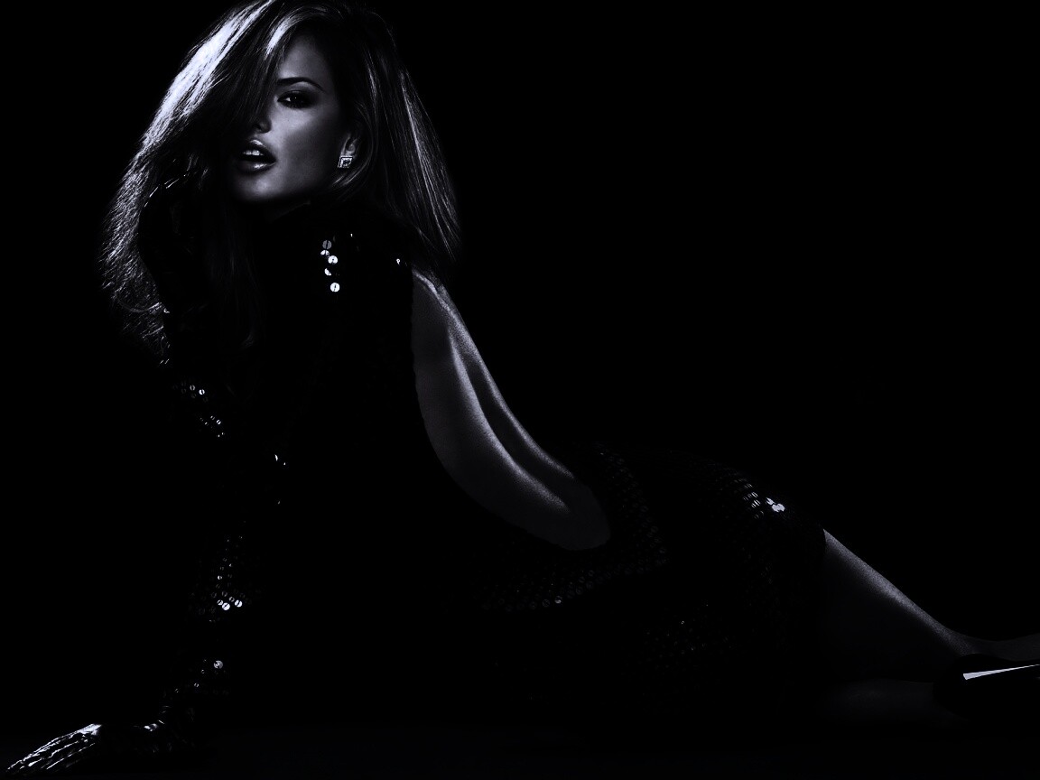 Алессандра Амбросио в чёрном платье обои