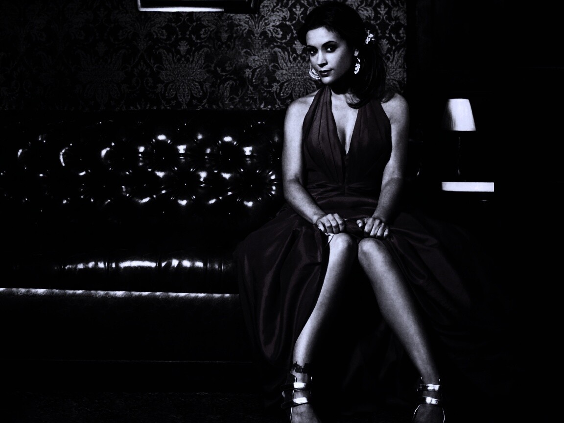 Алиса Милано в роскошном интерьере обои