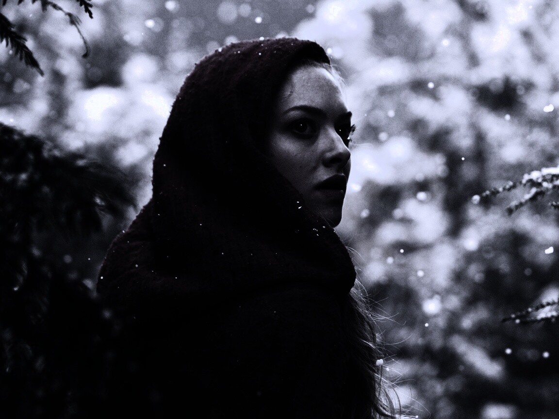 Amanda Seyfried in Red Riding Hood обои