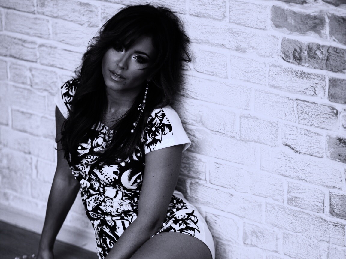 Ани Лорак на полу обои