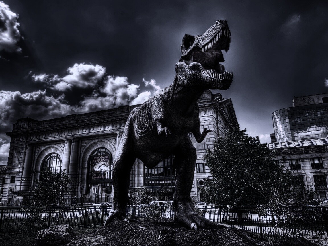 Скульптура динозавра рядом с музеем рептилий обои