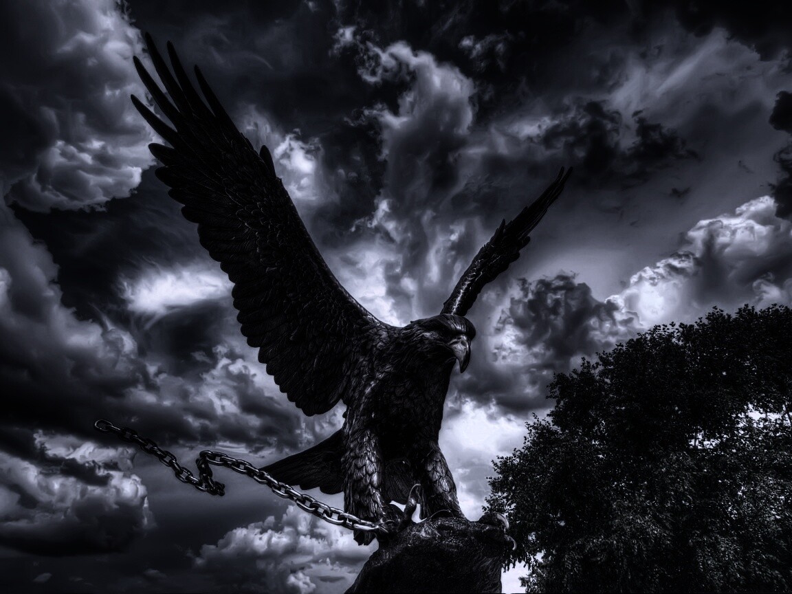 Скульптура орла с цепью в когтях обои