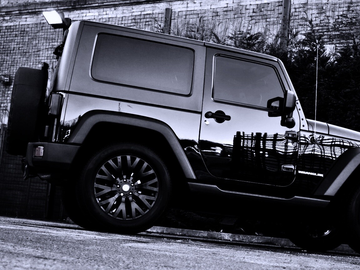 Черный внедорожник обои