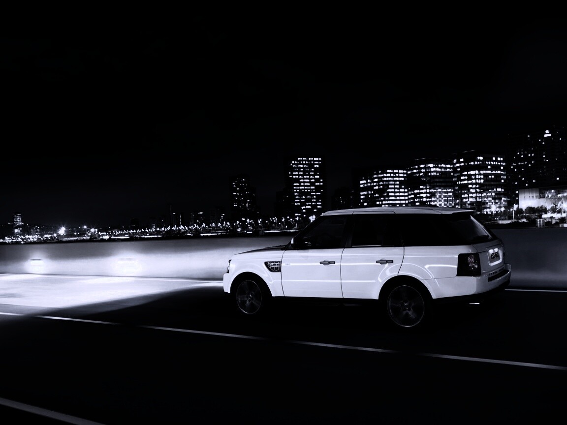 Рендж ровер на трассе обои