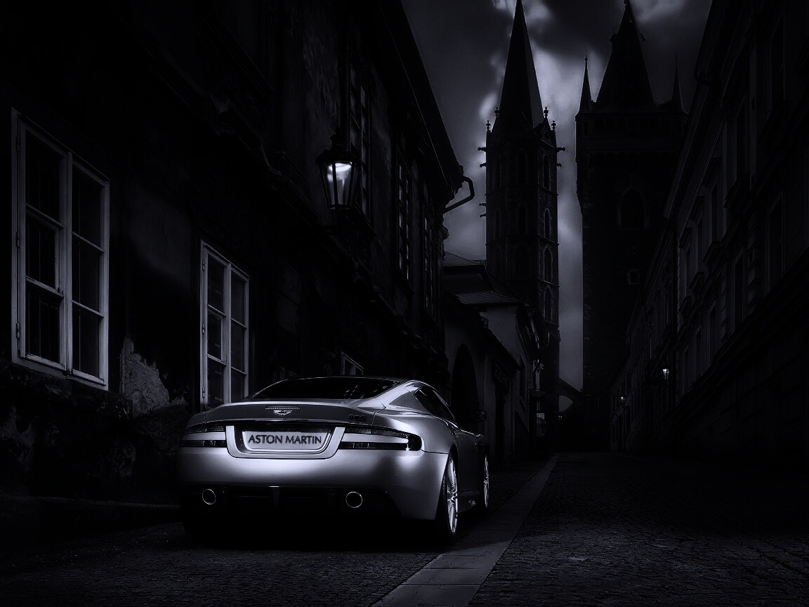 Aston Martin в старинном городе обои