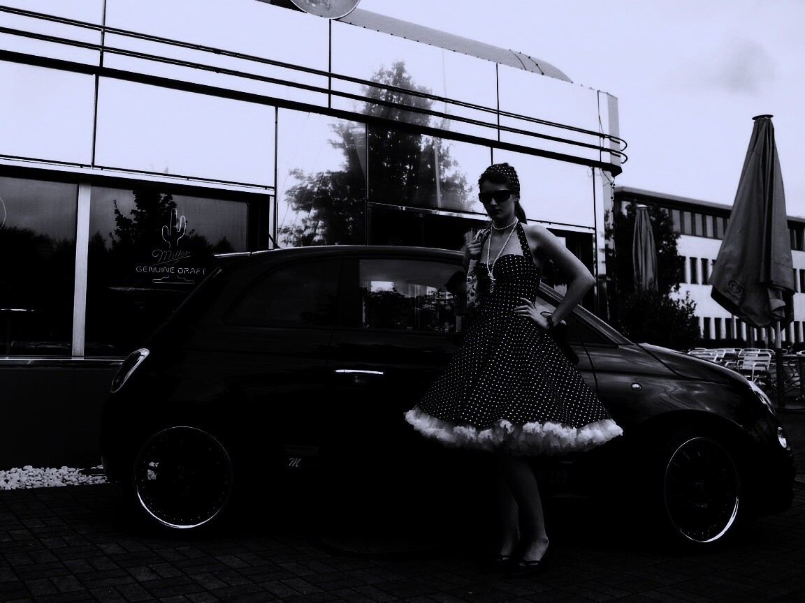 Fiat 500 и девушка обои