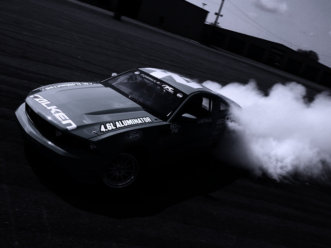 Мустанг дрифтует обои