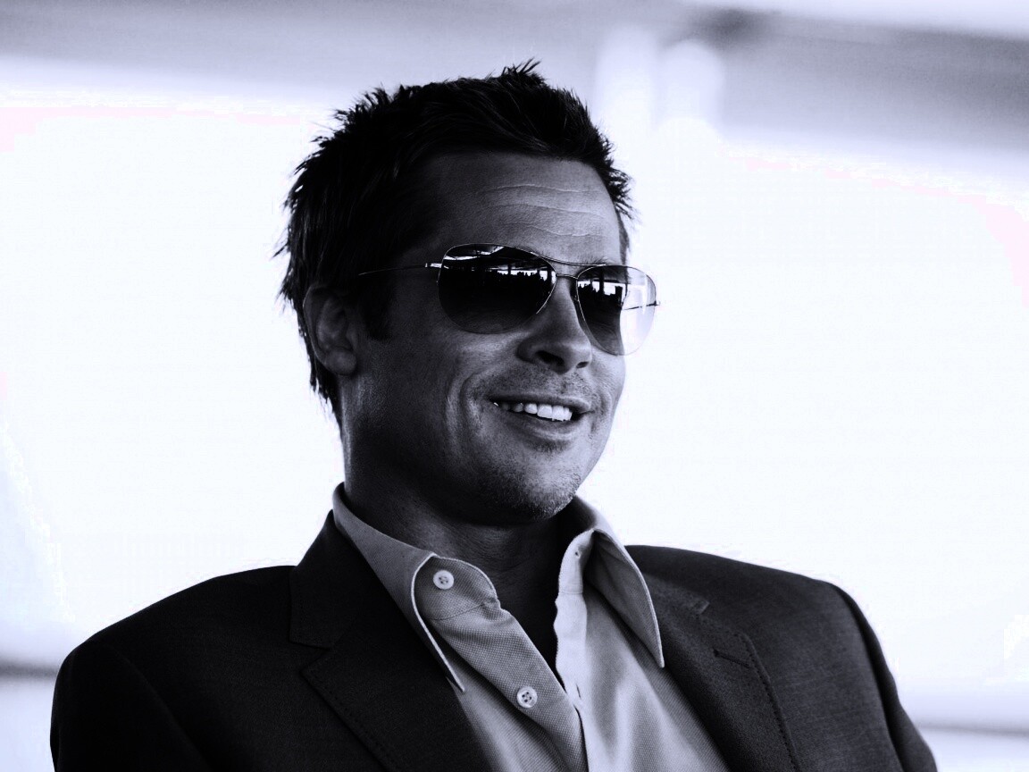 Брэд Питт в очках обои