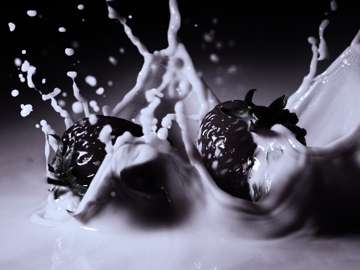 Сочная клубника с молоком обои