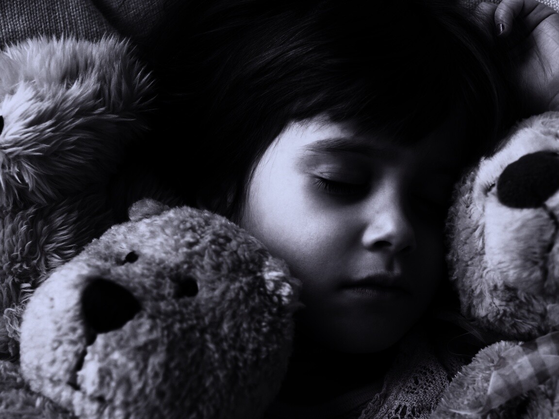 Девочка спит с мишками в обнимку обои