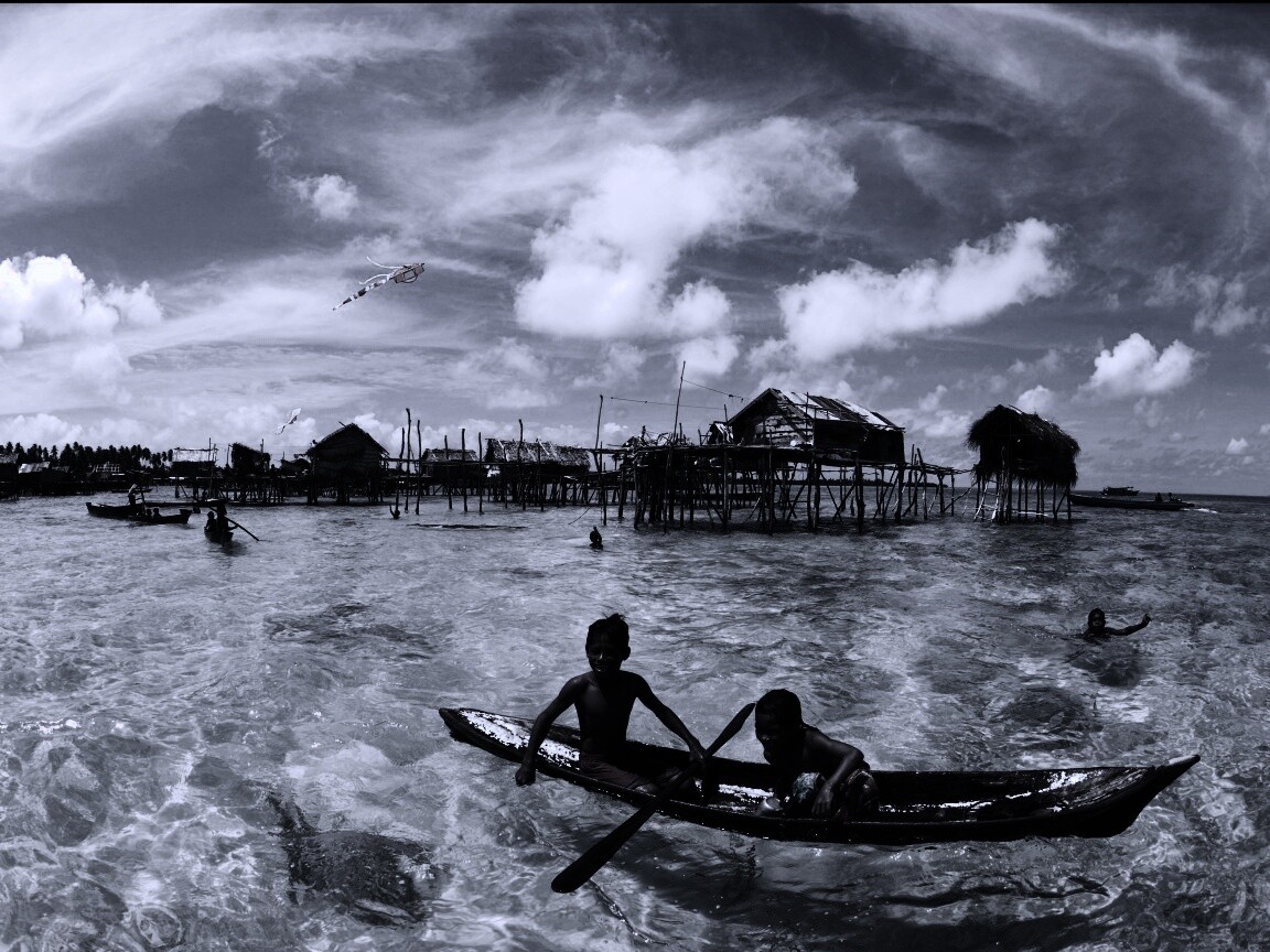 Дети в лодке у поселения туземцев обои