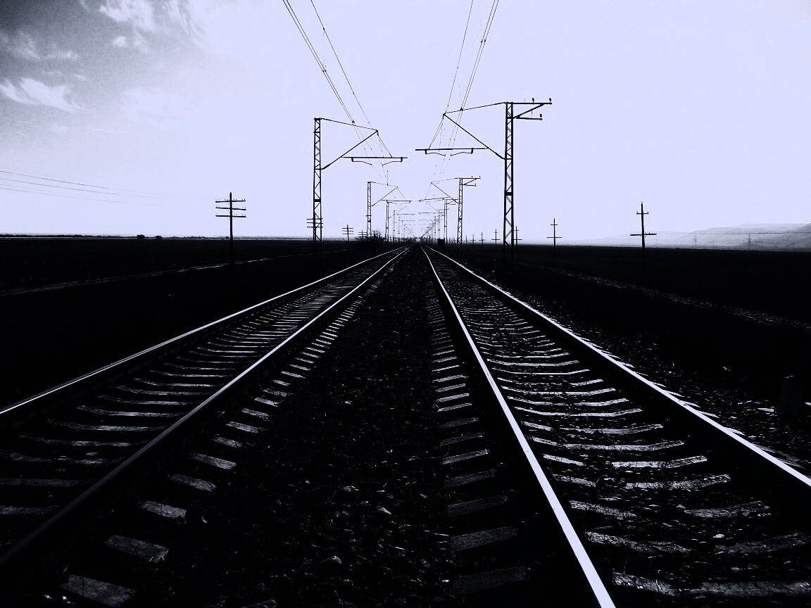 Железная дорога уходит вдаль обои