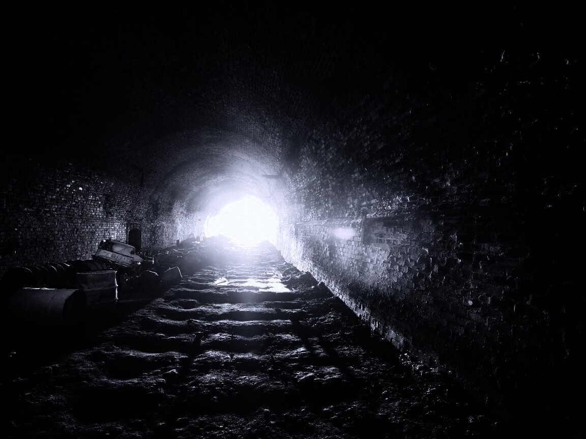 Захламленный тоннель обои