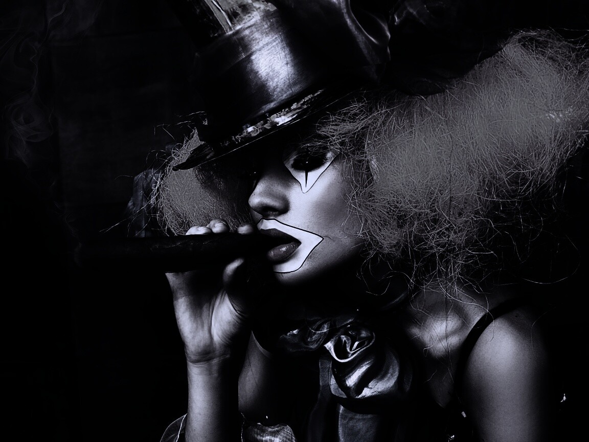 Девушка клоун курит сигару обои