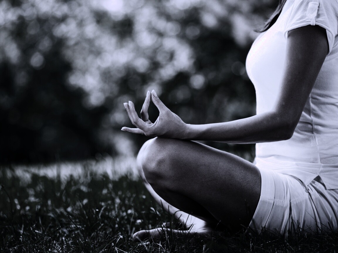 Девушка медитирует в позе лотоса на траве обои