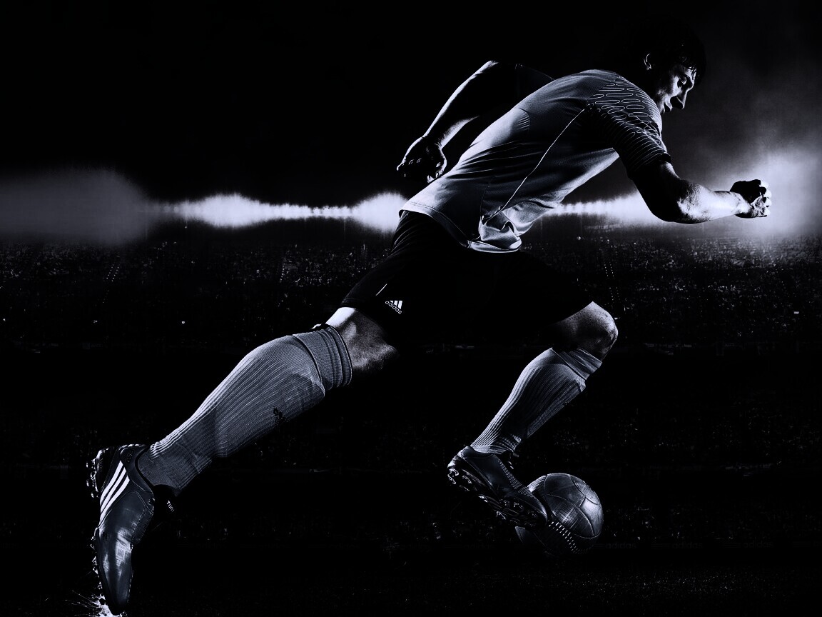 Футболист с мячом обои