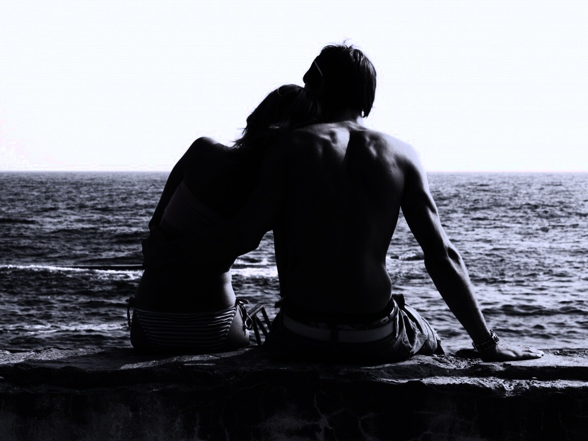 Девушка и парень у моря обои