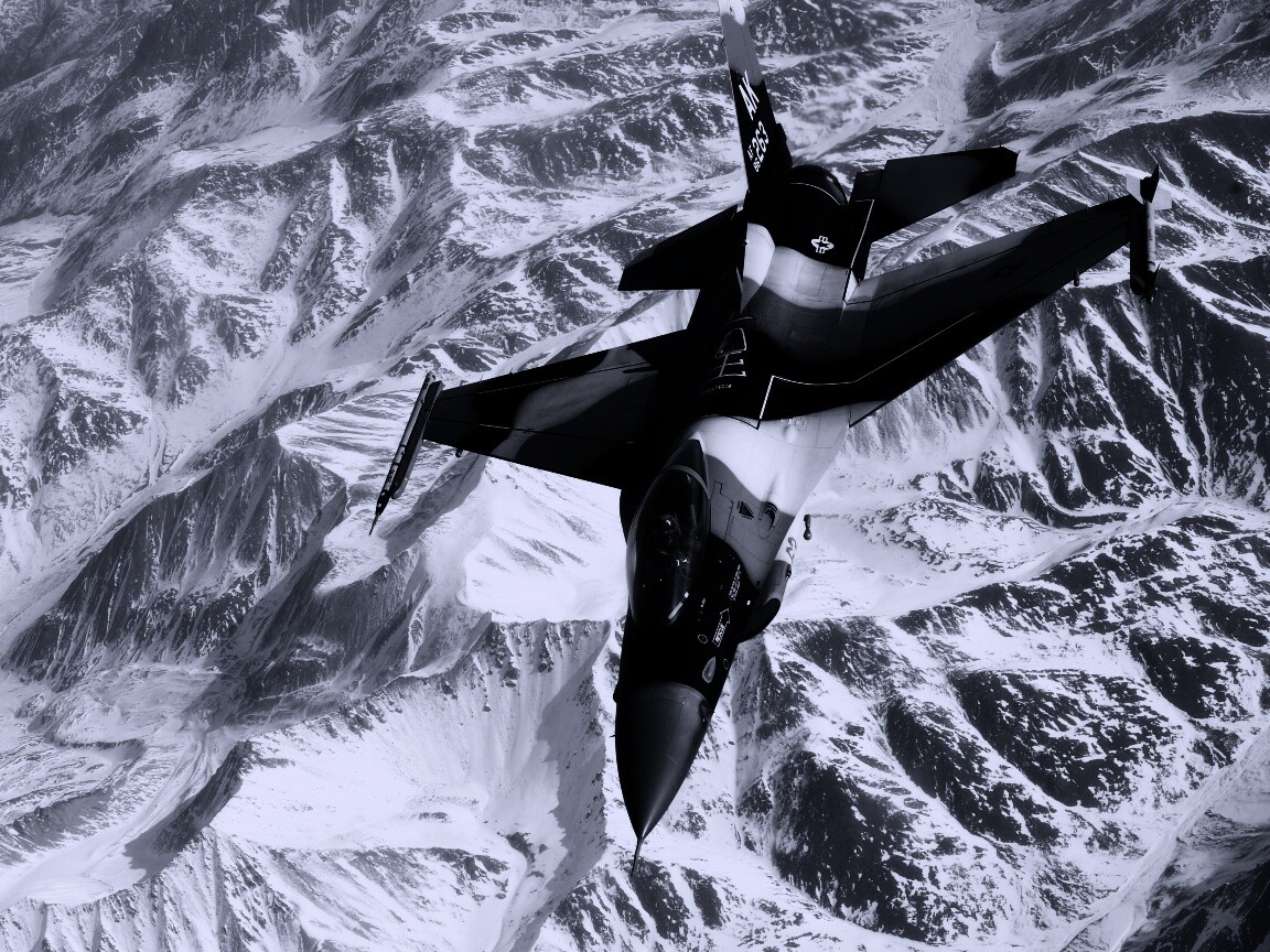 Истребитель над снежными пиками гор обои