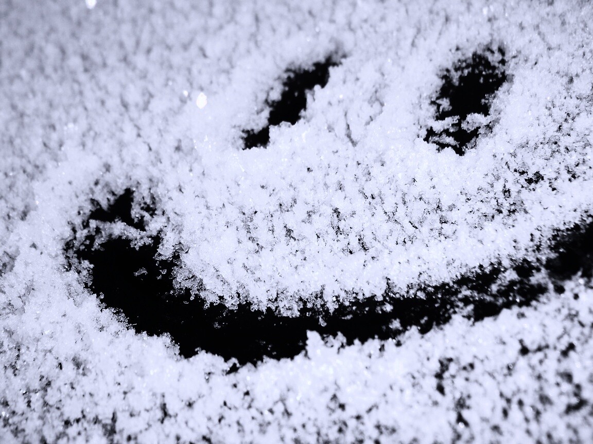 Смайлик на заснеженном стекле обои