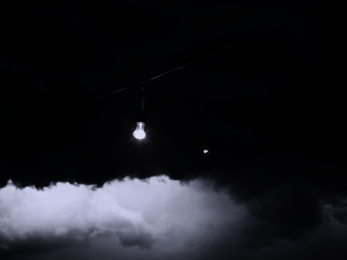 Лампочка на фоне туч обои