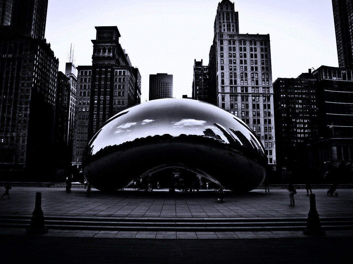 Отражение города в зеркальном монументе обои