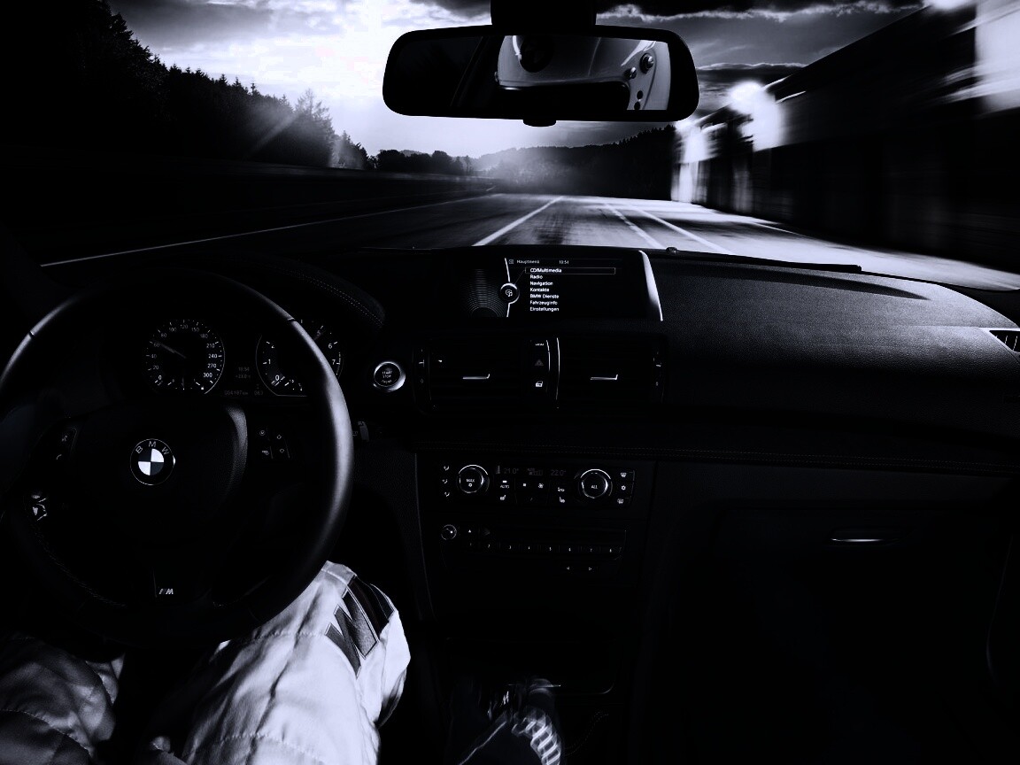 За рулём BMW обои