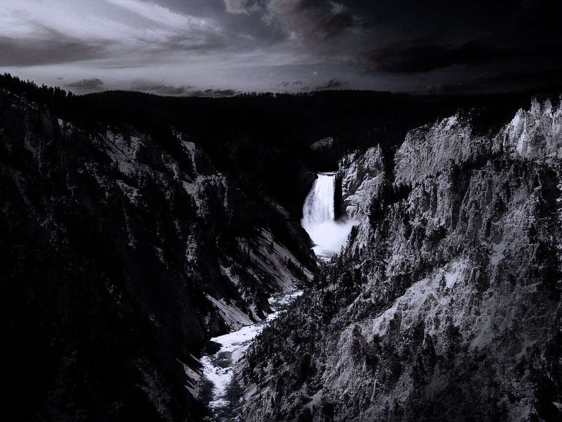 Водопад в скалистой местности обои