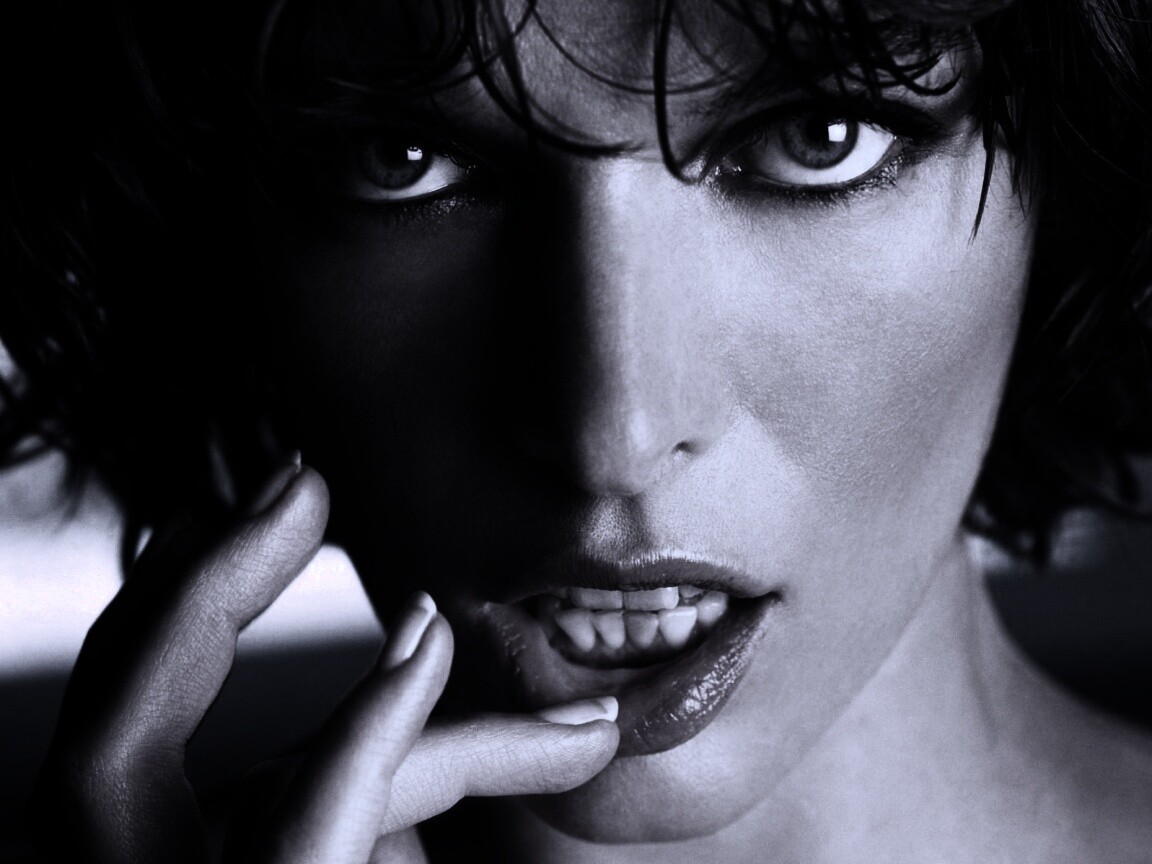 Мила Йововчи крупным планом обои