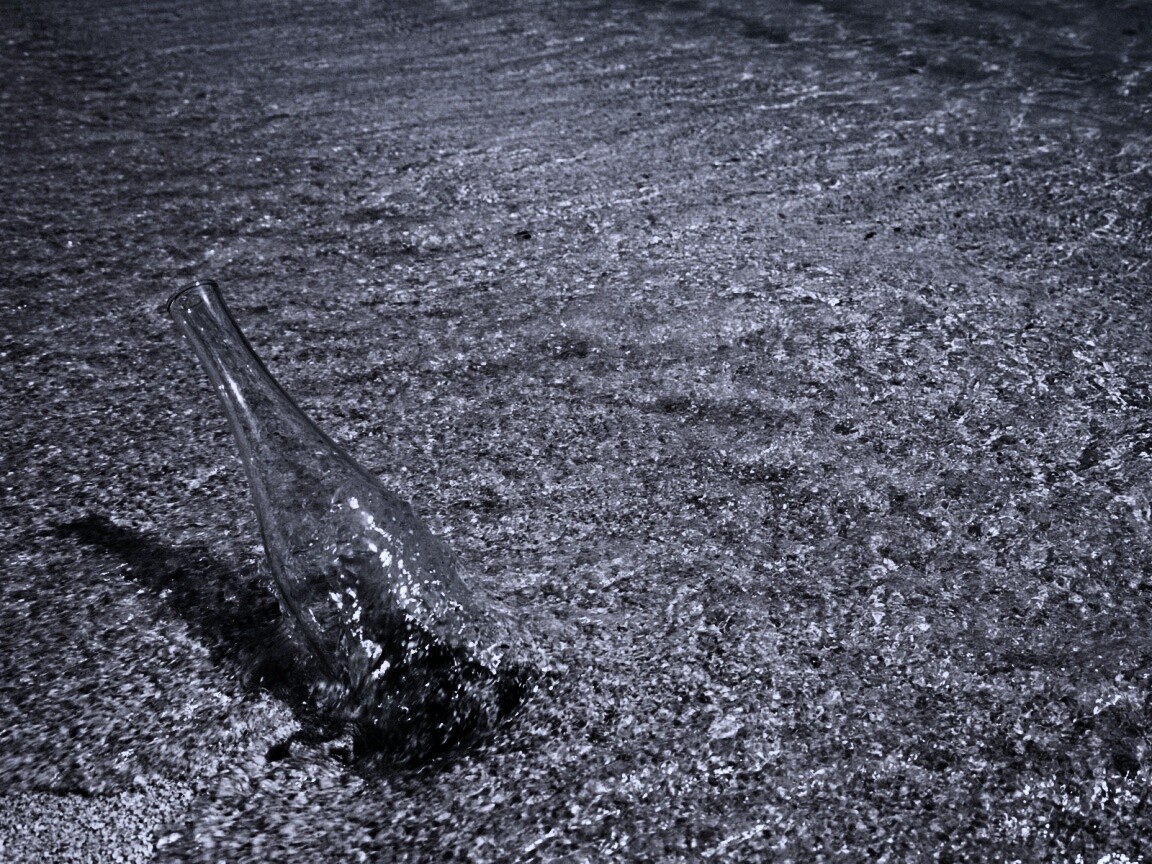 Бутылка в песке у воды обои