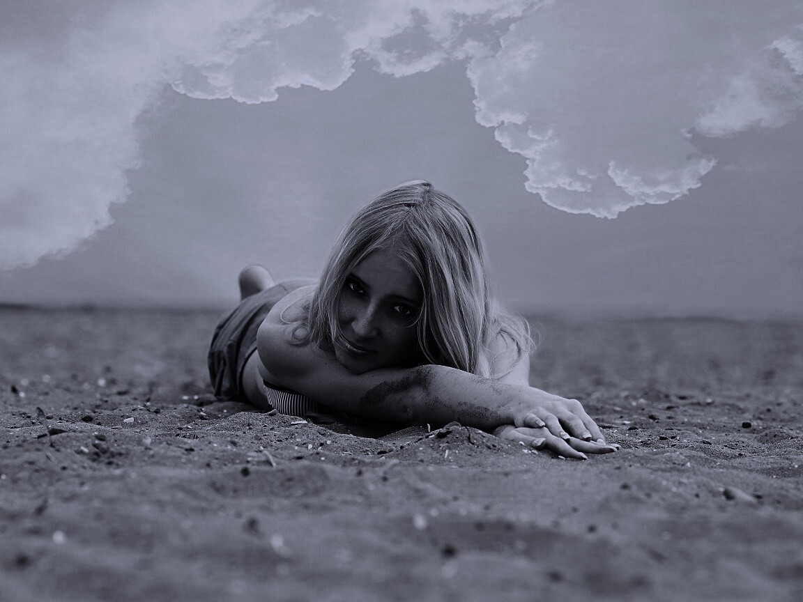Девушка на песке обои