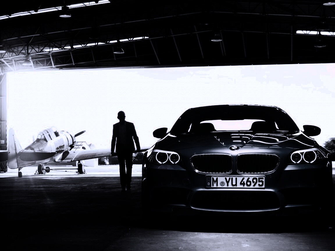 BMW F10 в ангаре обои